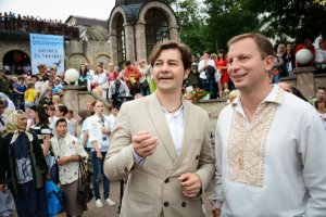 Степан Барна та міністр культури Євген Нищук під час прощі у Зарваниці.