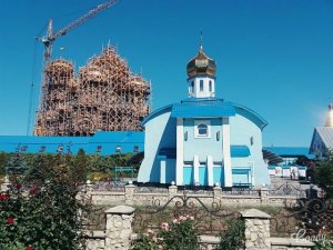 Свято-Миколаївський Городоцький жіночий монастир. На задньому плані будується новий храм.