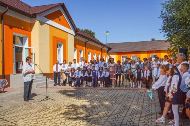 оновлений утеплений фасад Байковецької школи